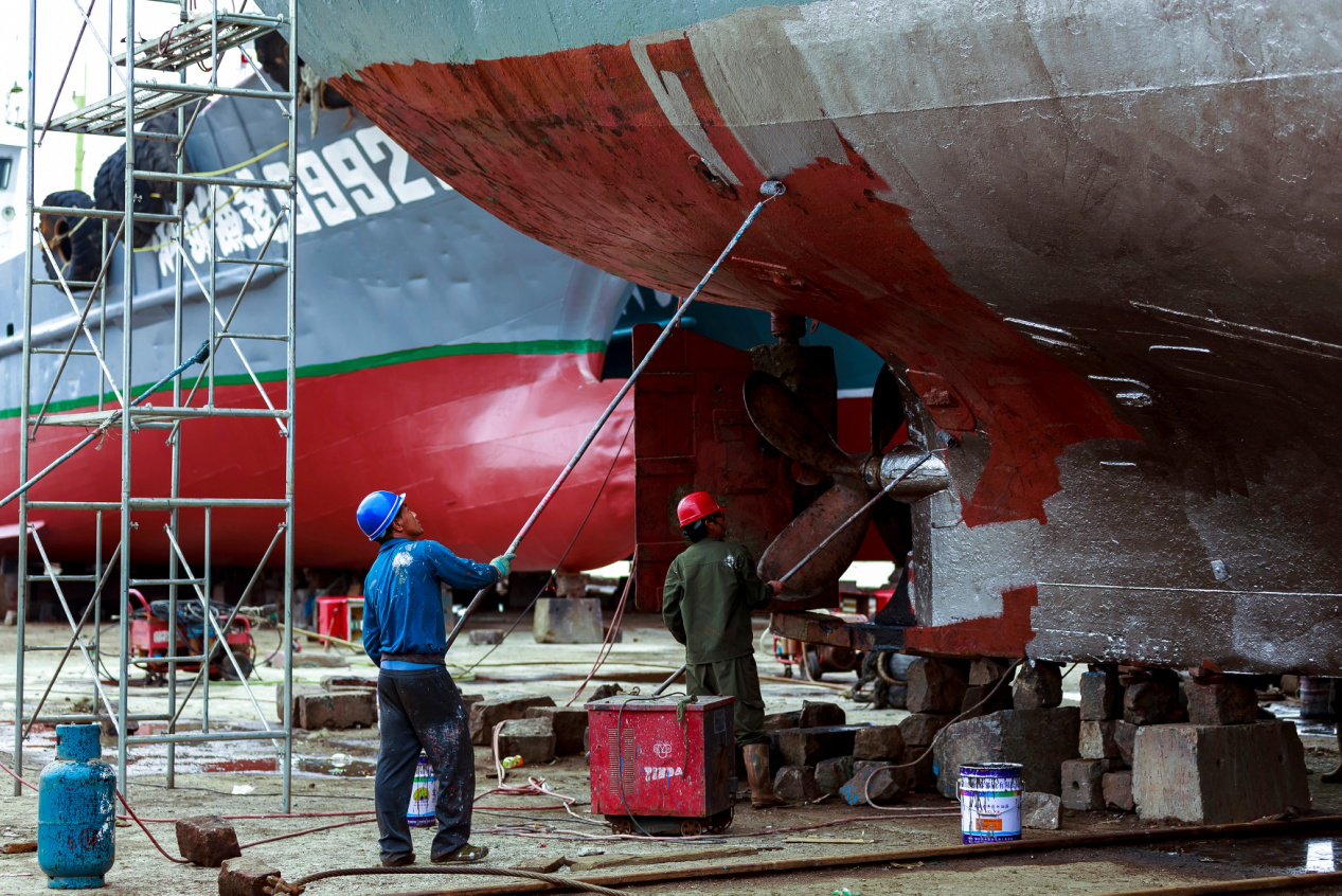《油漆渔船》2019年5月1日拍摄于浙江衢山岛修船厂.摄影：邹建军.马卫国点评：剪裁一下，把左下角这个液化气罐去掉。给人一种易燃易爆的危险感。.png