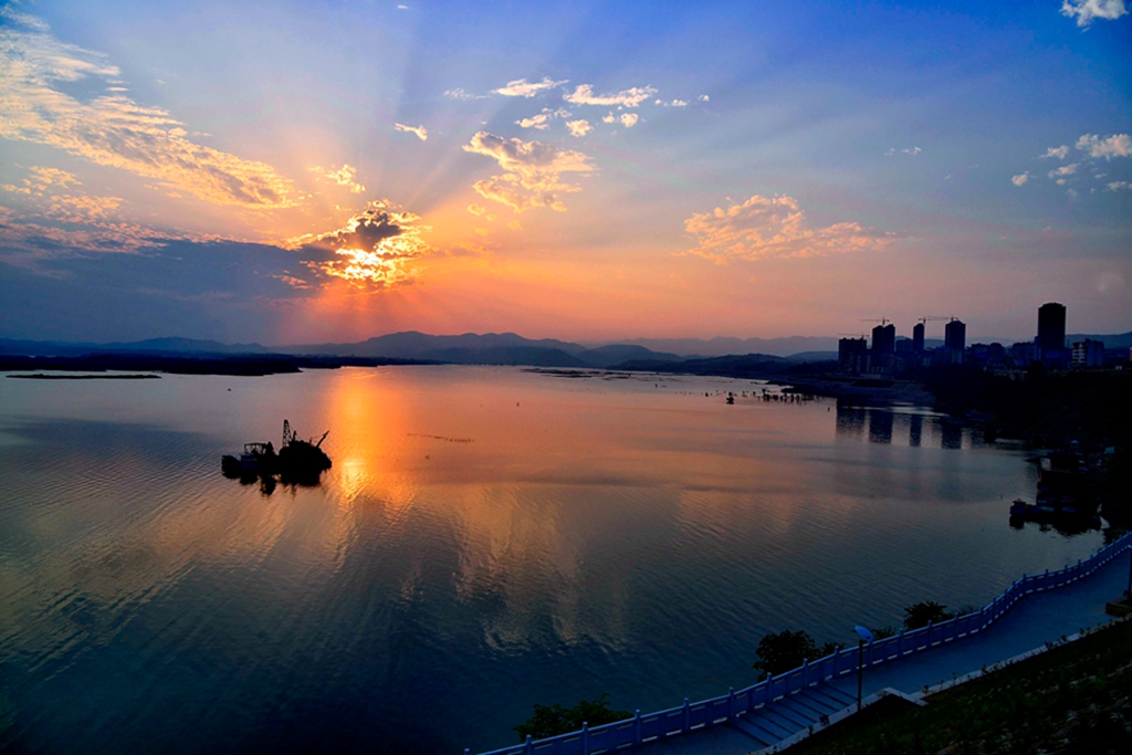 003 2015年5月31日拍摄于湖北省十堰市.汉江暮歌.摄影:张淑华.jpg