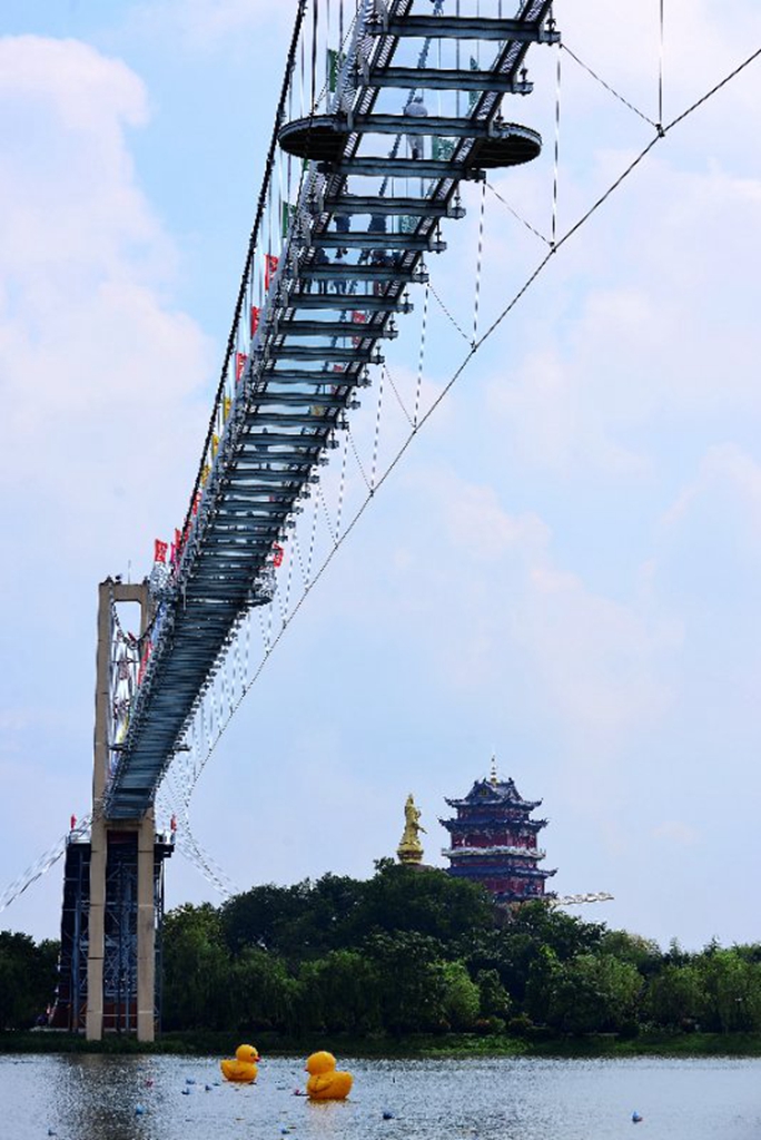 八里河风景区玻璃栈道图片