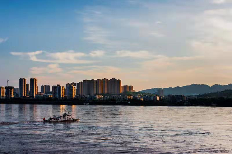 193 李文渊,2020年7月摄于重庆市江津区滨江路.落日映照新德感.jpg