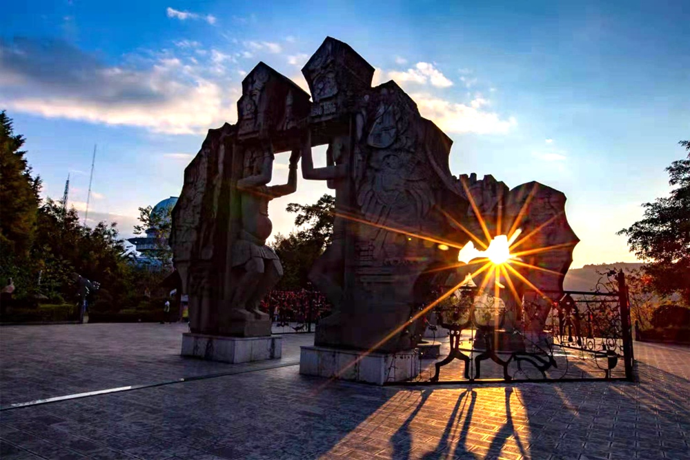 138  &nbsp; 2018年9月拍摄于云南墨江.双胞圣地之光.摄影:王春生.jpg