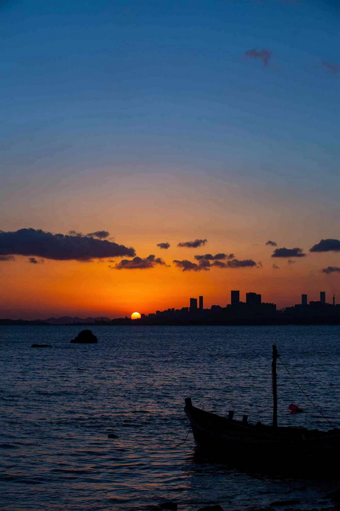 005 曹伟,2021年12月12日拍于青岛海滨 . 落日余晖.jpg