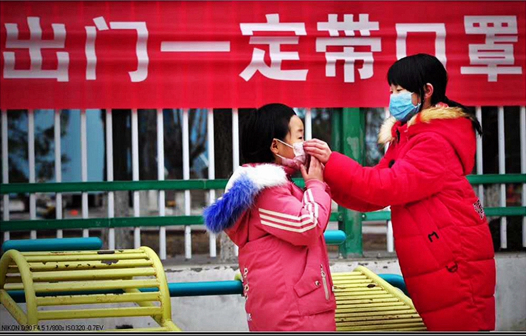出门戴口罩.摄影:邢善良.jpg