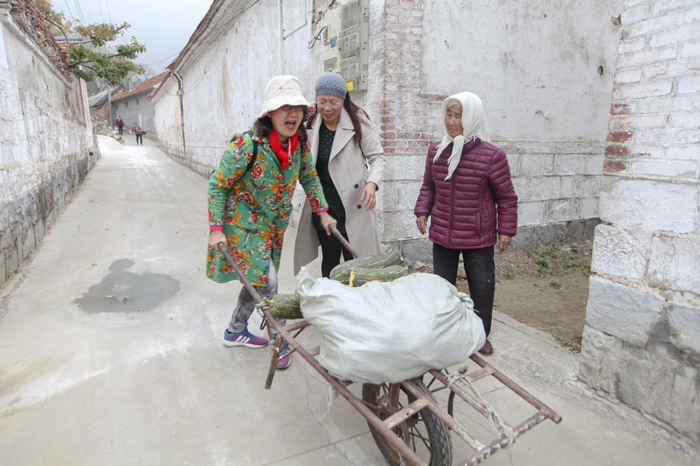 文藝志願者到青州市廟子鎮孫家嶺村趕